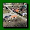 Letm� poh�ad na parkovisko - na�e aut� nezmizli a s� (zatia�) na svojom mieste