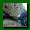 Odv�ny �ubko v tri�ku p�zuje pred vchodom do jaskyne rozv�ne oble�en�mu fotografovi Romanovi